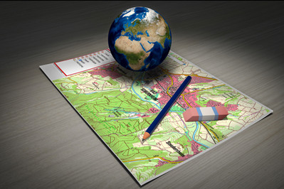 Auf einer Karte liegen Bleistift, Radiergummi und die Weltkugel