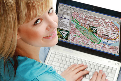 Frau vor einem Computerbildschirm, der eine Karte zeigt